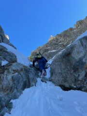 Mago sale il saltino di roccia
