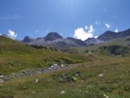 La tetra parete settentrionale della Marchisa immersa nei verdissimi prati