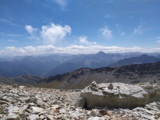 Vista sulla Val Maira dalla vetta, su cui spicca l'Oronaye