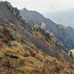 Dal colle sotto cima Cusio verso la Torre Rossa (in riquadro la bandiera di metallo)