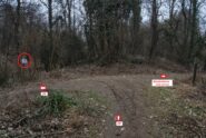In discesa sul sentiero 29: l’interruzione (segnalata) e la deviazione quasi a San Mauro