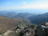 Al centro il costone dove passa il Sentiero degli Ometti