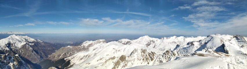 Panoramica verso Nord, sul fondo della Valle Pesio e la piana cuneese
