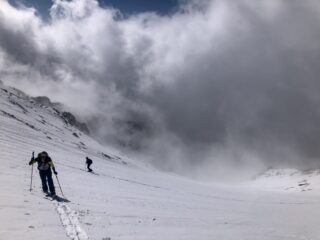 Buchiamo le nubi. Felicità.