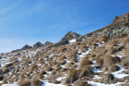 Quasi all’alpe Buscajun. La neve tra l’erba aumenta scivolate e fatica.