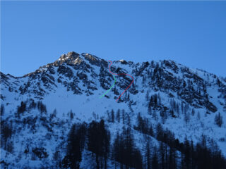 Il canale visto al mattino: in rosso la linea seguita (con la variante di sx) e in verde la prosecuzione naturale del canale