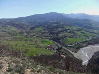 Salendo il panorama si apre