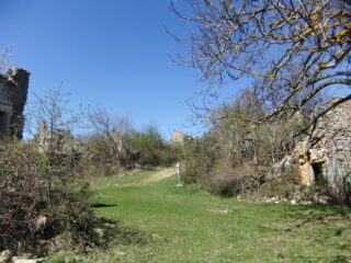 Tra i ruderi di Rivarossa