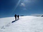 In cammino lungo la cresta (foto A. Valfrè).