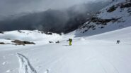Salendo al sole. Dall'altro versante si scatena la bufera