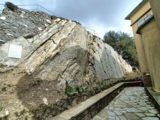 La paretina, alle spalle del Santuario