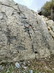 Le vie su cui abbiamo arrampicato: per terra si nota uno dei blocchi che muoveva e che abbiamo rimosso