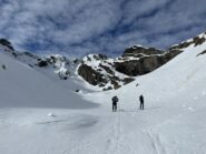 nel vallone con conoide a dx e vetta in vista