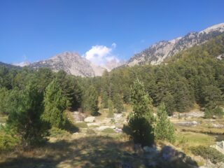 Dal lago Bagnour vista sull'aspro vallone dei Duc con la punta Jarea sullo sfondo