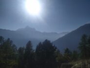 Vista sul Pelvo d'Elva avvolto dalla foschia pomeridiana scendendo verso Casteldelfino 