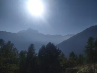 Vista sul Pelvo d'Elva avvolto dalla foschia pomeridiana scendendo verso Casteldelfino 
