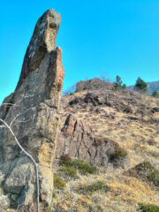 Spuntone roccioso caratteristico. Sullo sfondo anticima del Truc.