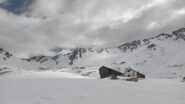 Rifugio, a sx il colletto della Gran Guglia