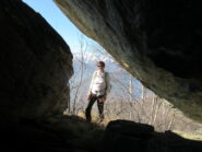 caratteristica finestra fra un cumulo di grandi rmassi 