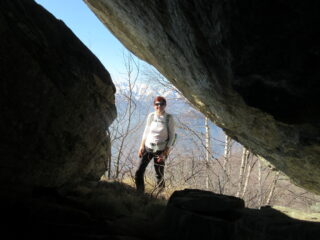 caratteristica finestra fra un cumulo di grandi rmassi 