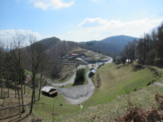 Colle del Quazzo (m.1131) e in fondo a dx il Monte Cianea (m.1225)