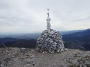 il curioso obelisco sulla cima Saben