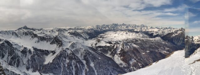 Vista a Nord: Chaberton, Thabor, Rocca Bernauda, Pointe de Bouchet, Pointe de l'Echelle, Aiguille de Scolette, Dent Parrachee, Il Monte Bianco, Niblet, Pointe de Ronce, Pointe de Charbonnel, Rocciamelone, Punta della Croce Rossa, Monte Rosa, Albergian, fino alla Rognosa
