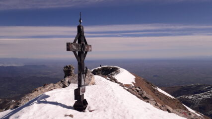 al fondo l'omettone da dove esce il canale dalla croce di vetta..