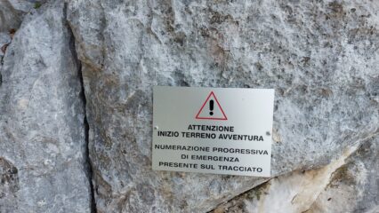 Targa posta all'inizo dela via, in corrispondenza ad un diedro canale sovvrastado da un albero