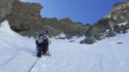 Verso le roccette che sbarrano il canale, sulla sx si trova una rampa per il tratto di misto e l'uscita sul plateau
