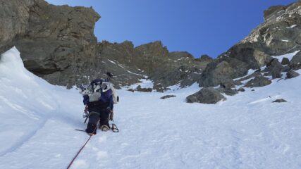 Verso le roccette che sbarrano il canale, sulla sx si trova una rampa per il tratto di misto e l'uscita sul plateau