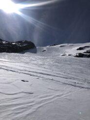 Ultimo pendio. 1 è salito su dritto togliendosi gli sci. Altri 2 raggirandolo alla sx or.