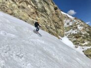 In discesa nel canale sotto il passo di Vens