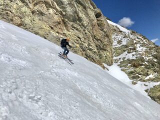 In discesa nel canale sotto il passo di Vens
