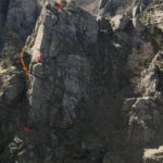 la prima rocca al mattino e la posizione dell'ancoraggio trad per raggiungere S1 in corda doppia