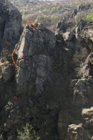 la prima rocca al mattino e la posizione dell'ancoraggio trad per raggiungere S1 in corda doppia