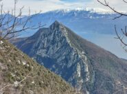 Il Castello di Gaino visto dal Pizzocolo (foto 02.2023).  La cresta SO risulta evidente.