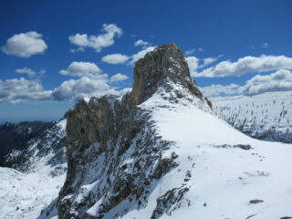 Corno di Mezzavia con a dx la sella dove passiamo