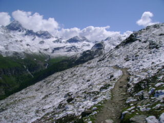 sentiero a mezzacosta verso il lago (sguardo all'indietro)