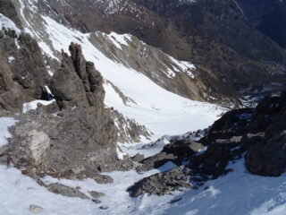 Uno sguardo sul canale dalla cresta dell'anticima