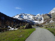 Dal Barbara a sx in alto il canale, a dx il canalone dell'Inchiun da cui si scende