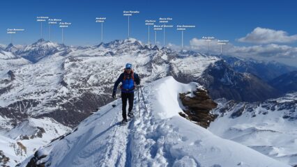 Ultimi metri di cresta con panorama top.