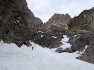 Verso il canale di sx (la neve a dx porta alla goulottina della variante)