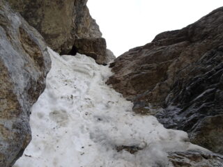 La strettoia di sx: insalibile con la neve marcia di oggi