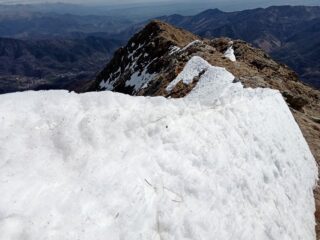 L'unico residuo di neve (evitabile) su tutto l'itinerario (foto A. Valfrè).