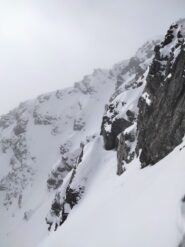 Ci si ferma una ventina di metri dalla cima