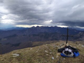 Piccola croce di vetta e panorama verso la Valle Argentina