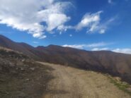 Lungo la sterrata con la meta sullo sfondo