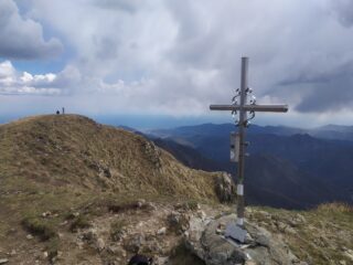 Croce di vetta e panorama verso il mare