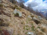 qua ANDARE A SX (salendo) no proseguire dritto sulla traccia più marcata